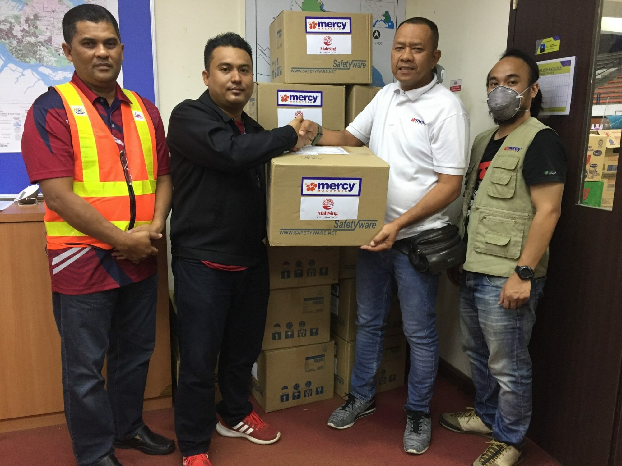 Mah Sing Foundation Gives Out 5,000 Pieces Of R95 Face Masks To Pasir ...