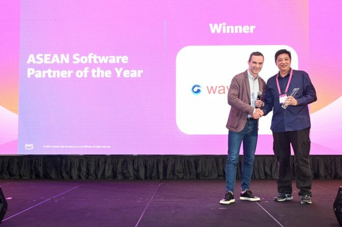 Wavelet CEO Vincent Lee (R) receiving the prestigious ASEAN Software Partner of the Year 2023 from AWS Head of Digital Native and Software Segment Southeast Asia Patrick Kelly