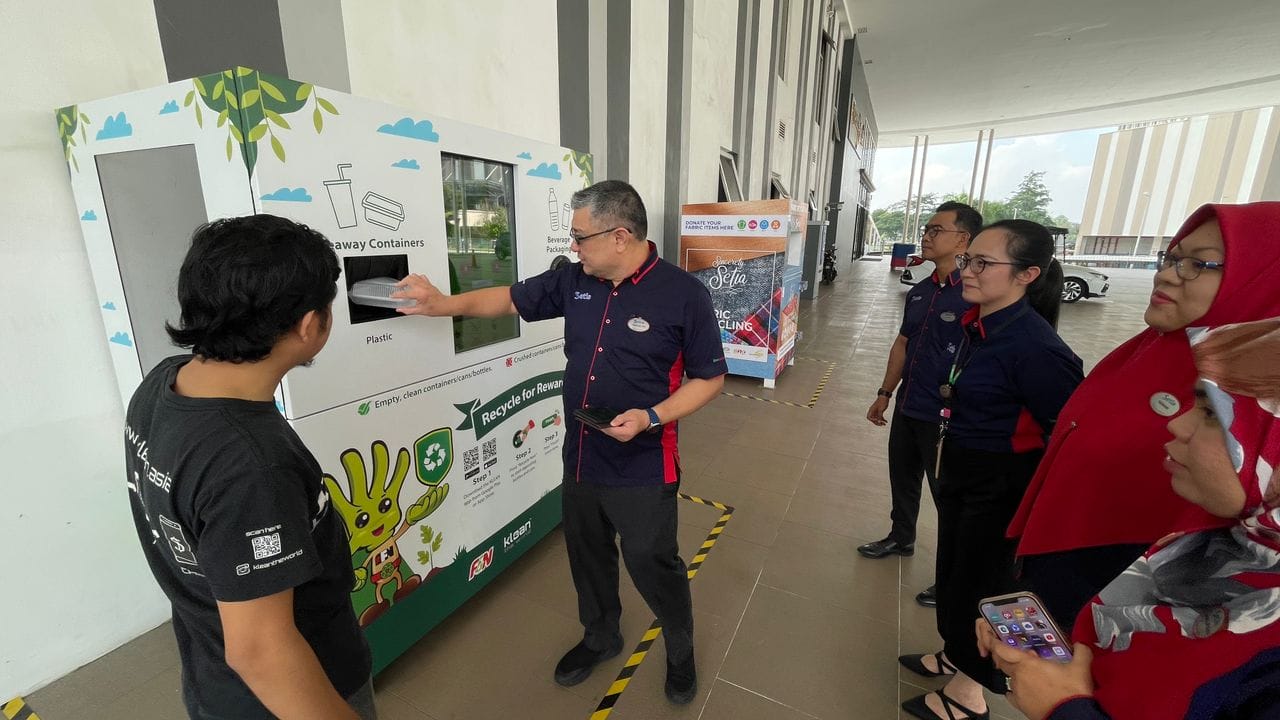 Setia City Convention Centre Opens First Reversible Vending Machine ...