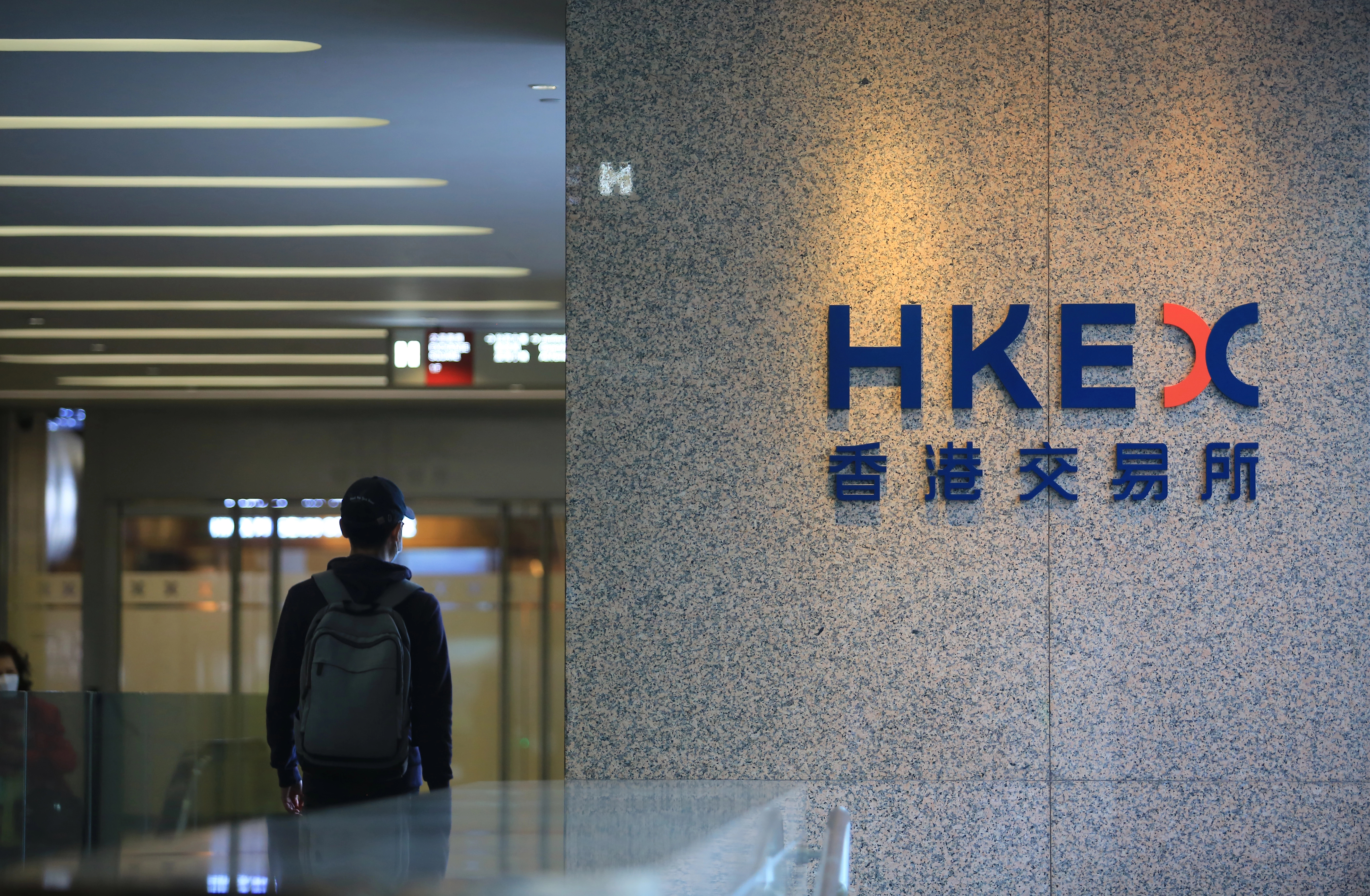 Hong Kong Stocks Close Up As Tech Gains Offset Property Fears