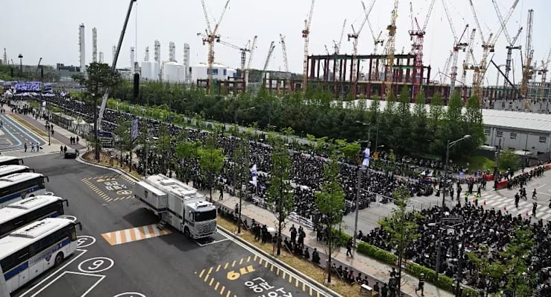 Thousands Of Samsung Workers Protest Over Huge Pay Gap With SK Hynix