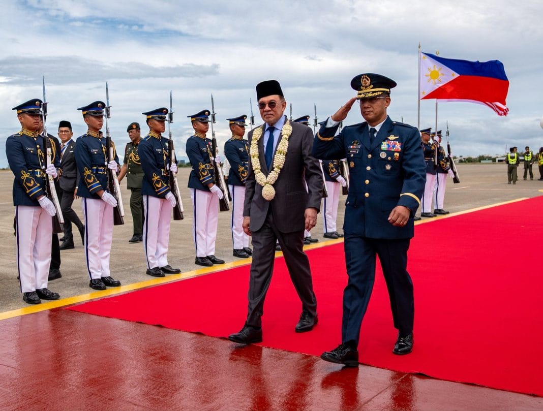 PM Anwar Arrives In Cebu For ASEAN Summit pm-anwar-arrives-in-cebu-for-asean-summit